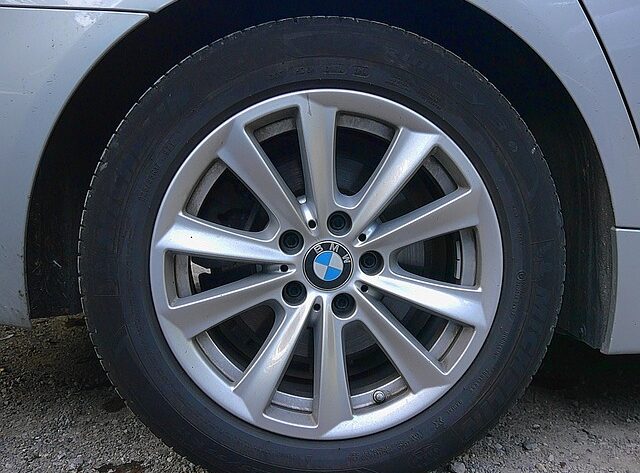 Dækskifte for elbiler: Er der forskel fra almindelige biler?